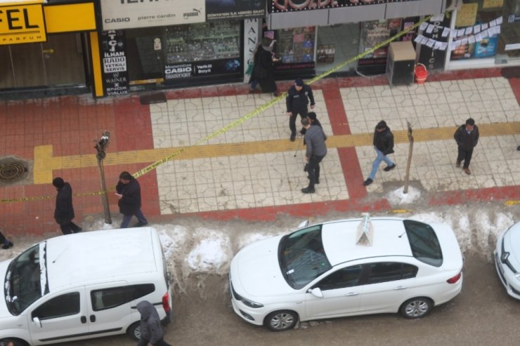 Kar nedeniyle iş merkezinin çatısı çöktü
