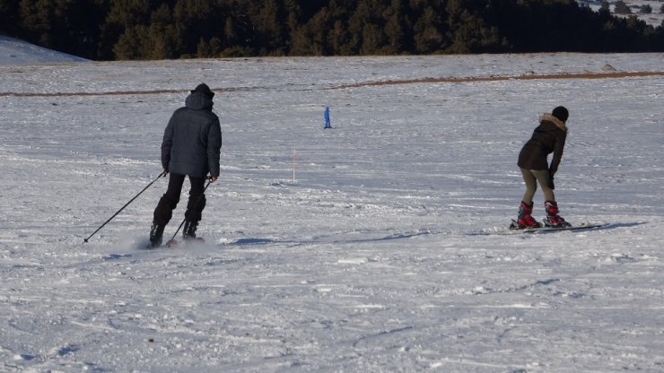 Yalnızçam Kayak Merkezi kayakseverlerin ilgi odağı oldu