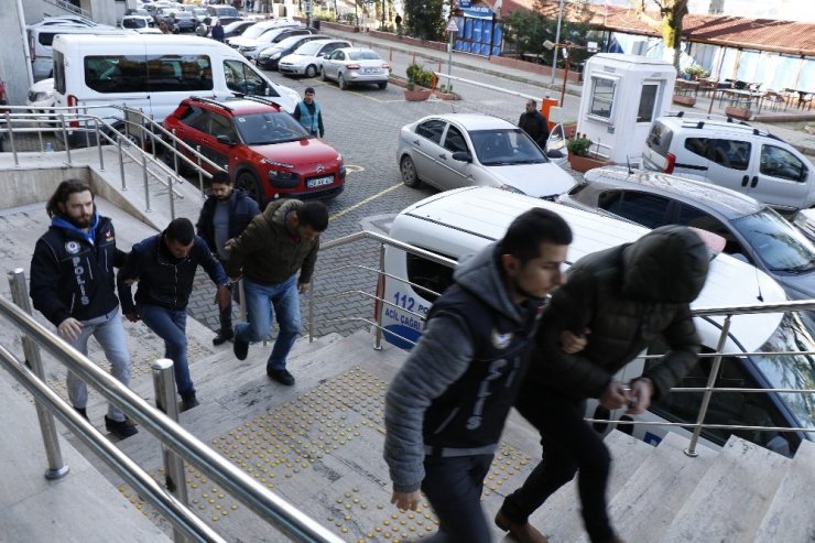 Yarım kilo bonzai ile yakalandılar, 3 şüpheli adliyede