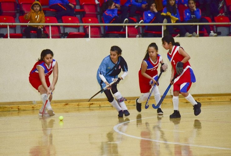 Osmaniye’de Anadolu Yıldızlar Ligi Hokey Grup Müsabakaları