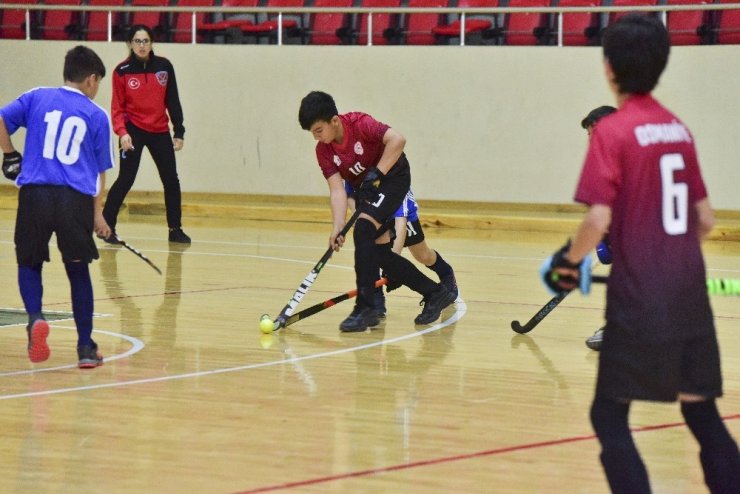 Osmaniye’de Anadolu Yıldızlar Ligi Hokey Grup Müsabakaları