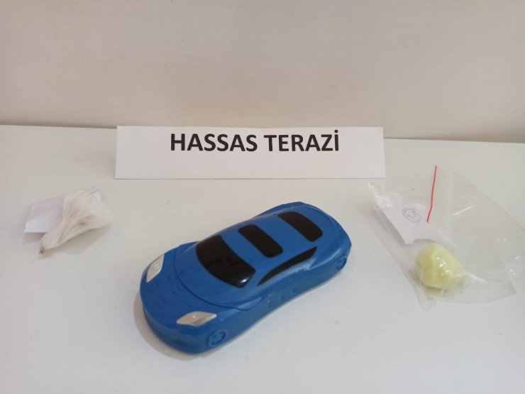 Kartal’da gençlere uyuşturucu satışı yapan şahıs kıskıvrak yakalandı