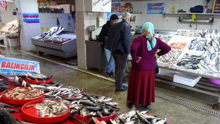 Trabzon’a hamsi Gürcistan’dan, uskumru İzmir’den, istavrit Marmara’dan, levrek kafesten geliyor