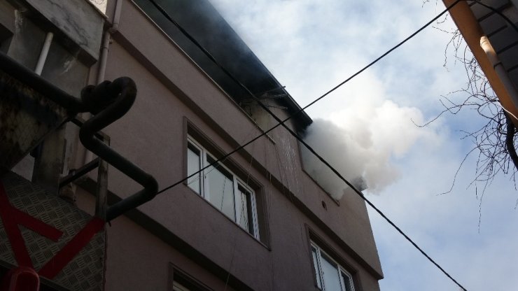 Çatı katından çıkan dumanları polis ekipleri fark etti