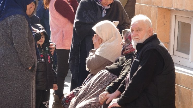Çatı katından çıkan dumanları polis ekipleri fark etti