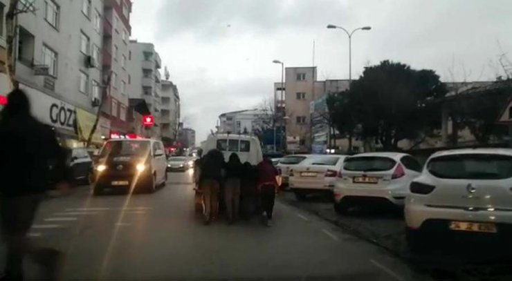 Çocukların trafikte ölümle oyunu kamerada
