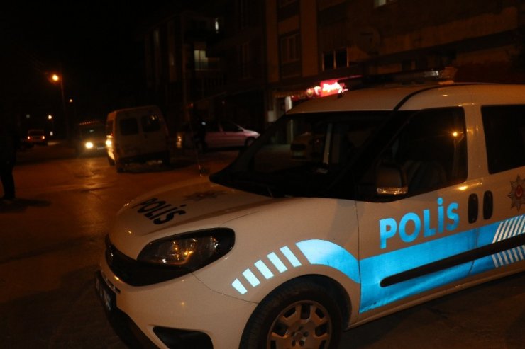 Sosyal medyada küfürleştiği şahsı sokakta bacağından vurdu