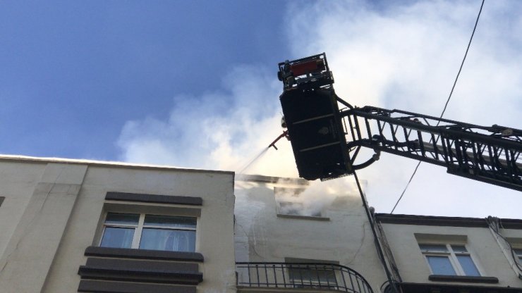 Galata’da korku dolu anlar, patlayan cam aşağıya uçtu