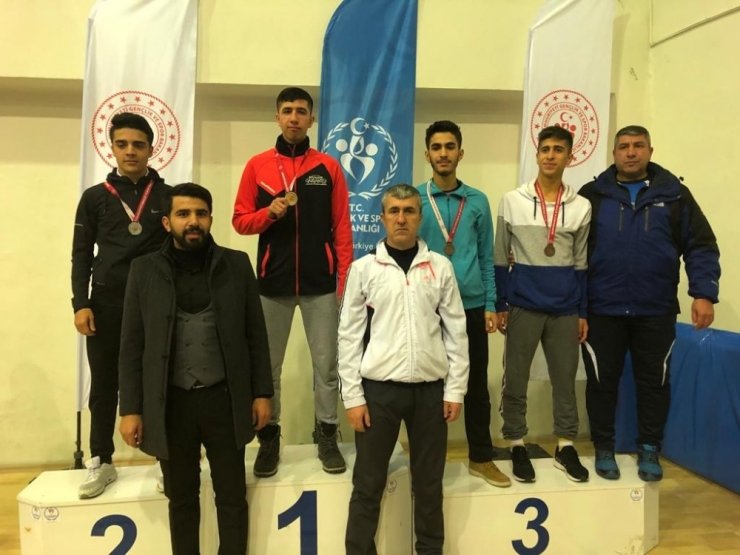 Gaziantepli sporculardan Gençler Karete Okul Yarışmalarında 10 madalya