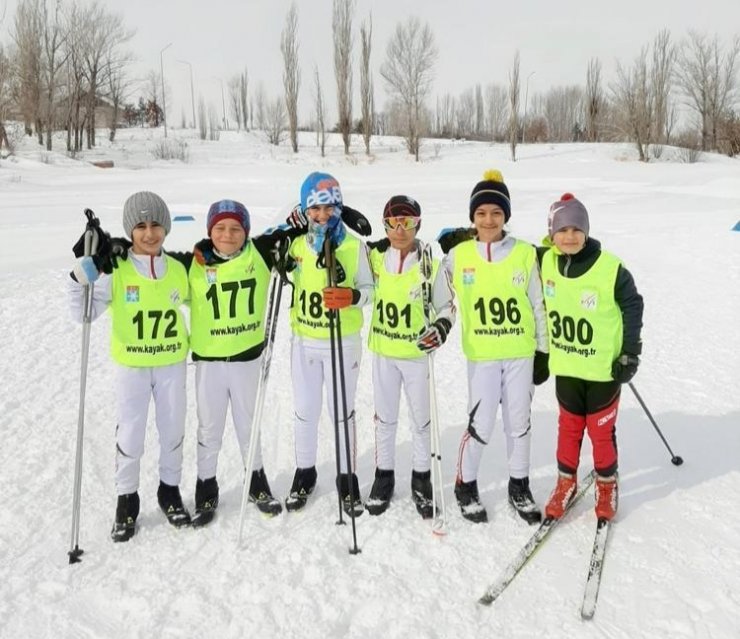 Hakkarili sporcular 18 madalya ile döndü