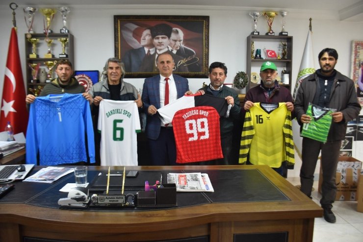 Başkan Kaya’dan spor kulüplerine forma desteği