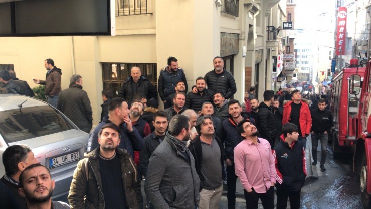 Galata’da korku dolu anlar, patlayan cam aşağıya uçtu