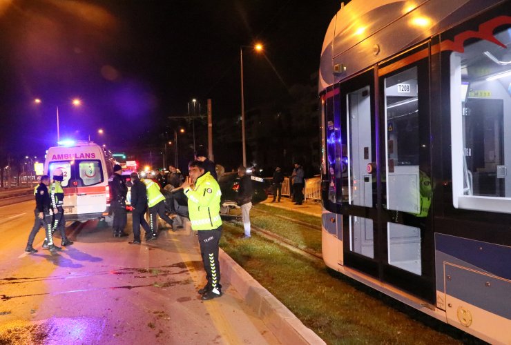 İzmir'de takla atıp devrilen otomobildeki 2 kişi yaralandı