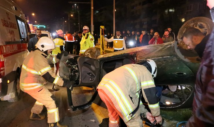 İzmir'de takla atıp devrilen otomobildeki 2 kişi yaralandı