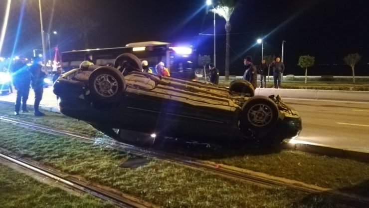 Takla atan otomobil tramvay yoluna devrildi: 2 yaralı