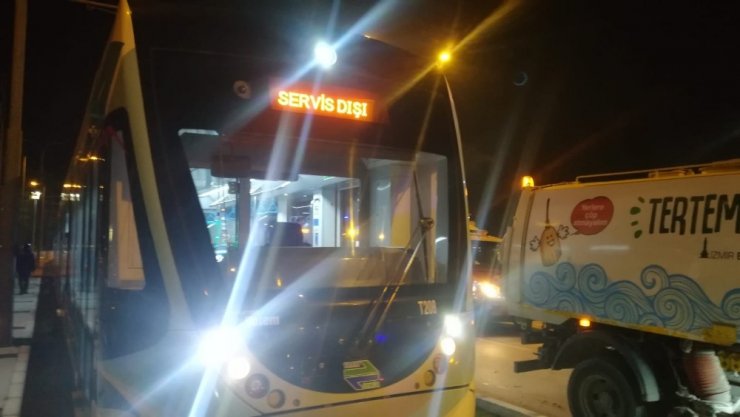 Takla atan otomobil tramvay yoluna devrildi: 2 yaralı