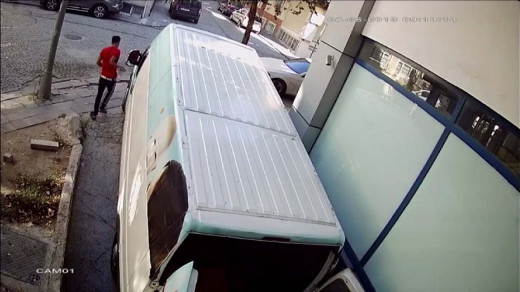 İstanbul’da kaşla göz arasında cep telefonu hırsızlıkları kamerada