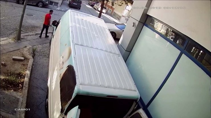 İstanbul’da kaşla göz arasında cep telefonu hırsızlıkları kamerada