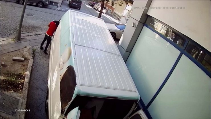 İstanbul’da kaşla göz arasında cep telefonu hırsızlıkları kamerada