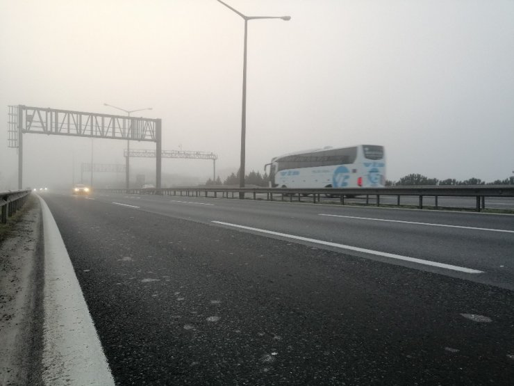 Kocaeli’de yoğun sis sürücülere zor anlar yaşattı