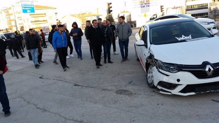 Kulu’da otomobille hafif ticari araç çarpıştı