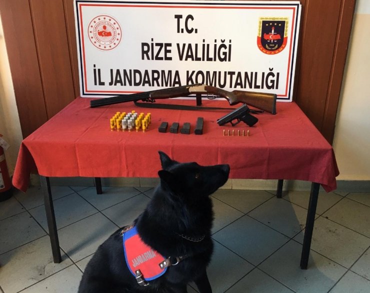Ardeşen’de silah kaçakçısının evine baskın