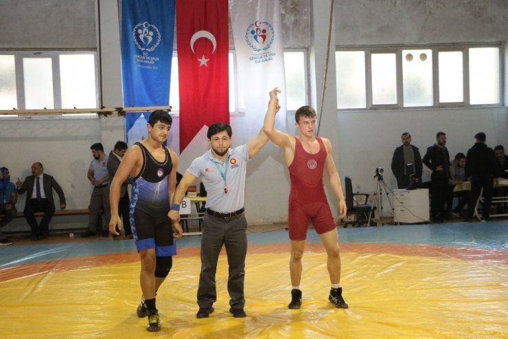 Genç güreşçilerin mücadelesi nefes kesti