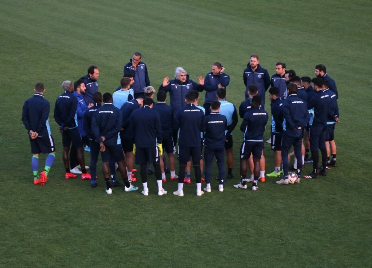 Uğur Tütüneker: “1 maç kaybettik diye yarıştan kopmadık”