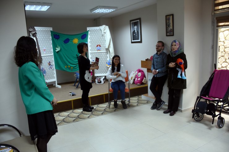 Anneler kitap okudu, özel çocuklar engelsiz sahnede canlandırdı