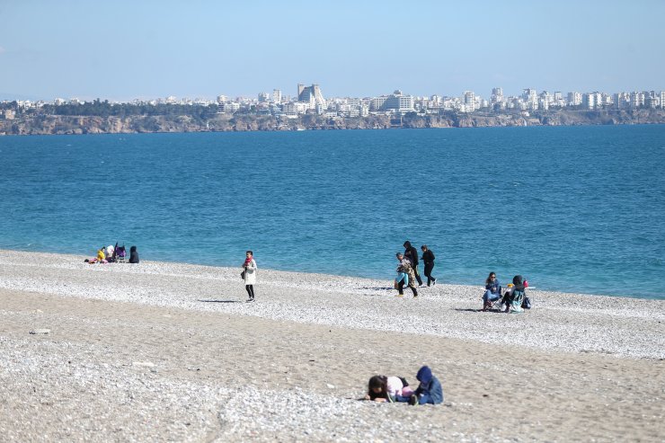 Antalya sahillerinde güneşli hava yoğunluğu