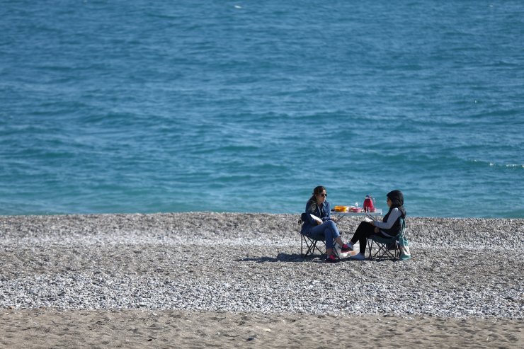 Antalya sahillerinde güneşli hava yoğunluğu