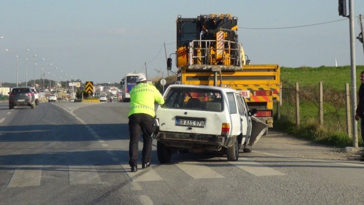 Otomobil ışıkta bekleyen araca arkadan çarptı: 4 yaralı