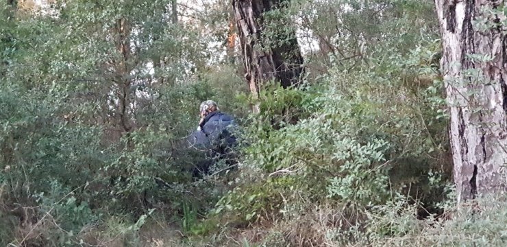 Çakmak gazı kullanarak kendinden geçen gençlere polis baskını