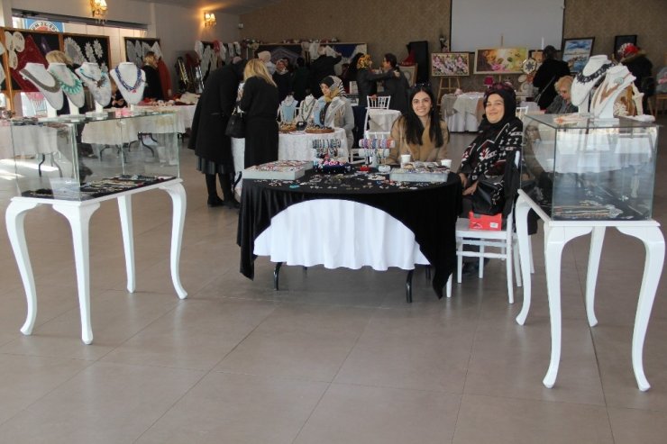 Bin kursiyerin yaptığı el emeği ürünler görücüye çıktı