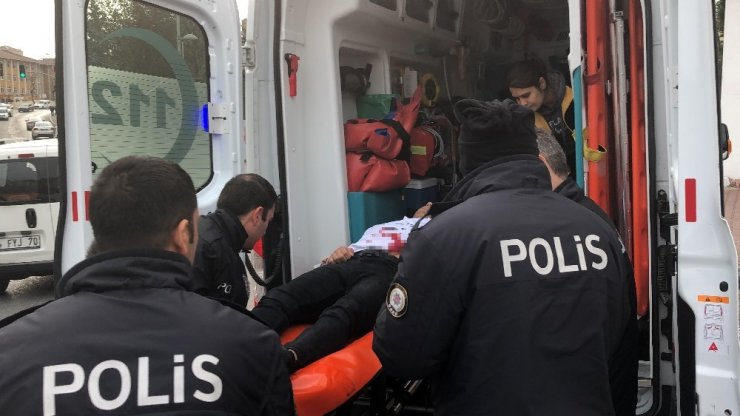 Öğrencilerin okul çıkışı kavgasında kan aktı