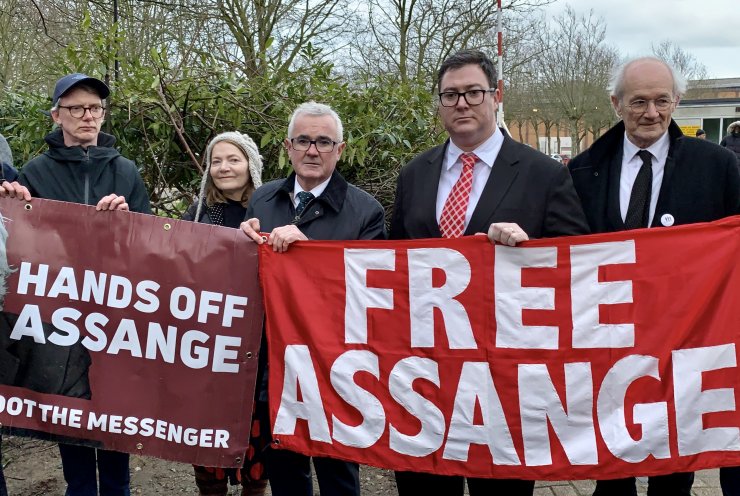Avustralyalı siyasetçiler, Johnson'dan Assange'ın iade davasını durdurmasını istedi