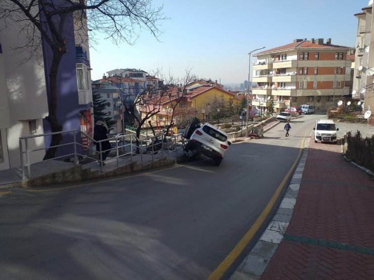 El freni çekmeyi unutan kadın otomobiliyle sürüklendi