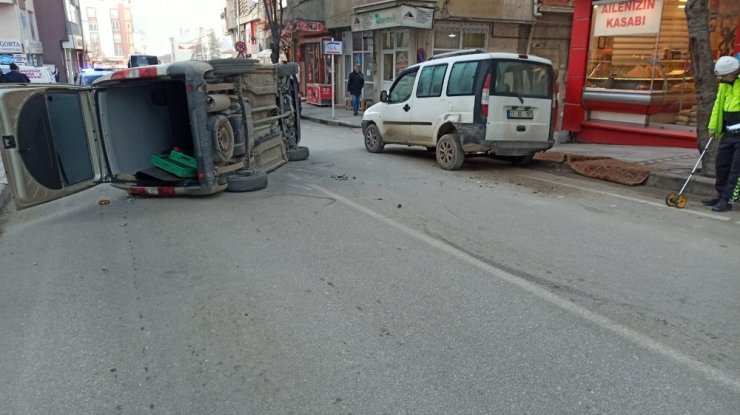 Otomobil düz yolda takla attı: 2 yaralı