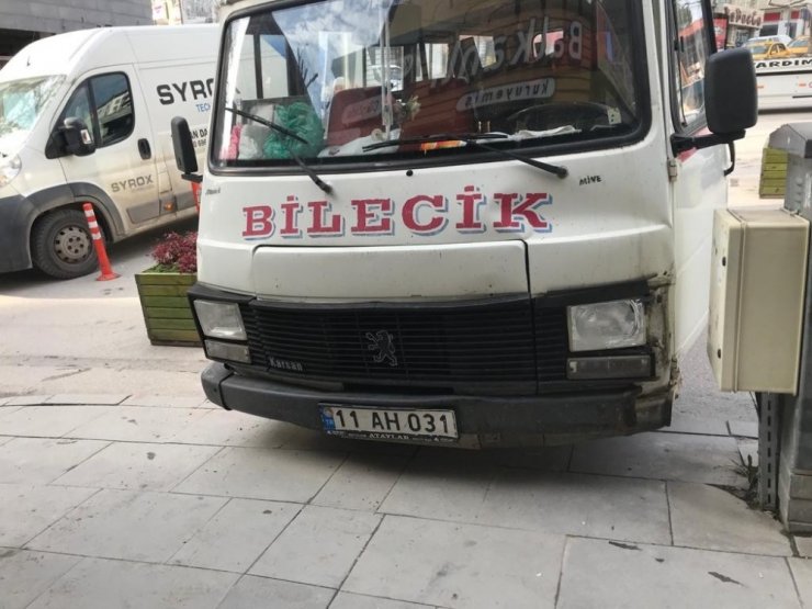Freni boşalan minibüs, bir dükkanın duvarına çarparak durabildi