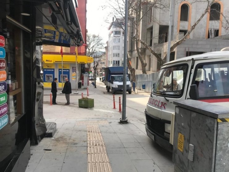 Freni boşalan minibüs, bir dükkanın duvarına çarparak durabildi
