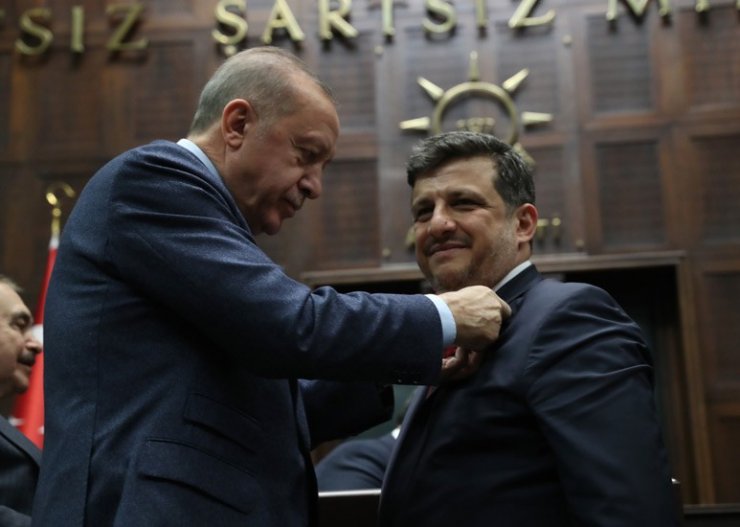 Bağımsız belediye başkanı AK Parti’ye geçti, rozetini Erdoğan taktı