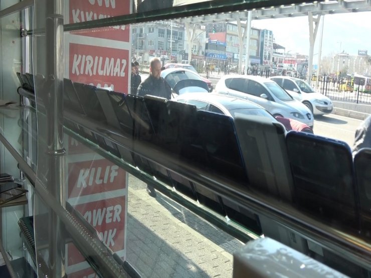 Saniyeler içinde cep telefonlarını böyle çaldı