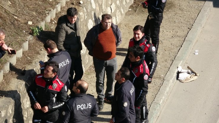 İntihara teşebbüs eden vatandaş hareket halindeki otomobilin üstüne düştü
