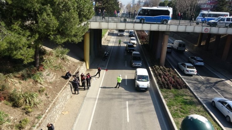 İntihara teşebbüs eden vatandaş hareket halindeki otomobilin üstüne düştü