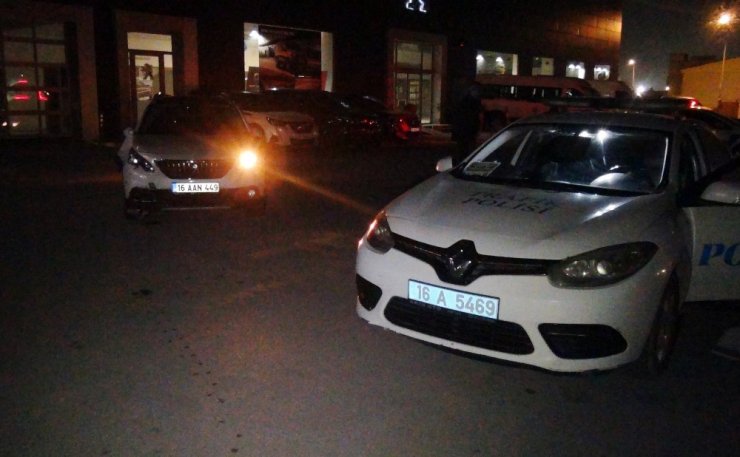 Bursa’da karşıdan karşıya geçen bir kadına otomobilin çarptığı feci kazanın kamera görüntüleri ortaya çıktı
