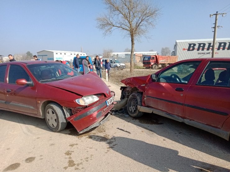 Otomobiller kafa kafaya çarpıştı: 3 yaralı