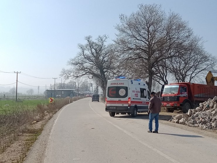 Otomobiller kafa kafaya çarpıştı: 3 yaralı