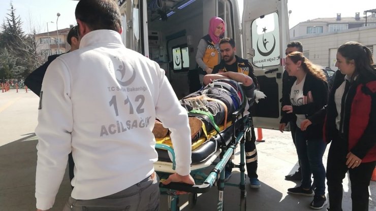 Gaz teli takılı kalan traktör sahibinin üzerinden geçti