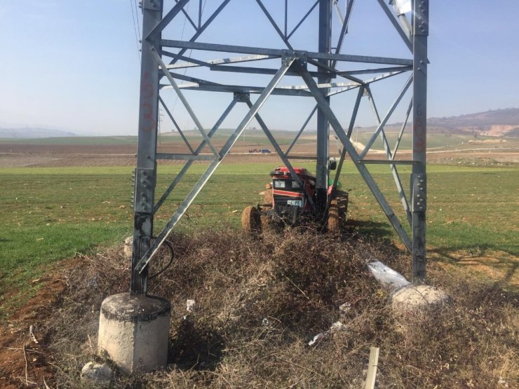 Gaz teli takılı kalan traktör sahibinin üzerinden geçti