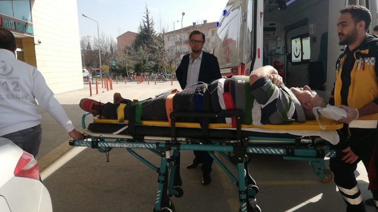 Gaz teli takılı kalan traktör sahibinin üzerinden geçti